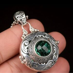 NEW💕 Delicate Openable Green Pendant Necklace